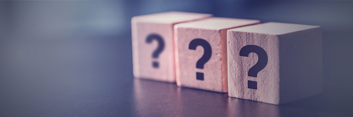 3 Holzwürfel mit schwarzen Fragezeichen