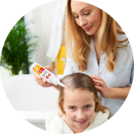 mosquito Läuse 2 in1 Fluid Ein Mädchen bekommt die Haare von Ihrer Mutter mit dem mosquito Läuse 2 in 1 Fluid behandelt.