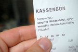Hand mit Kassenbon Hand mit Kassenbon