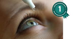 Augentropfenherstellung Ein Auge von nahen, und oberhalb des Auges Augentropfen mit einem Tropfen, der herauskommt