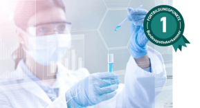 Nahinfrarot Apothekerin mit einer Maske und einer Sicherheitsbrille, mit Handschuhen, in der einen Hand ein Reagenzglas mit blauer Substanz und in der anderen eine Pipette, mit der sie die blaue Substanz in das Reagenzglas einfügt.