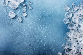 Blauer Hintergrund mit Wassertropfen und Eis