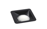 Schwarze Schüssel mit weißem Pulver