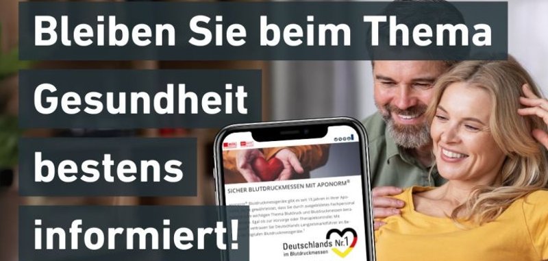 Ein Handy mit geöffnetem Newsletter. Im Hintergrund sind zwei Personen. "Bleiben Sie bestens informiert zum Thema Gesundheit."