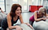 WEPA Pferdesalbe Anwendung Eine Frau ist beim Sport mit einem Gummiball