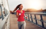 Pferdesalbe anwenden Eine Frau joggt über eine Brücke